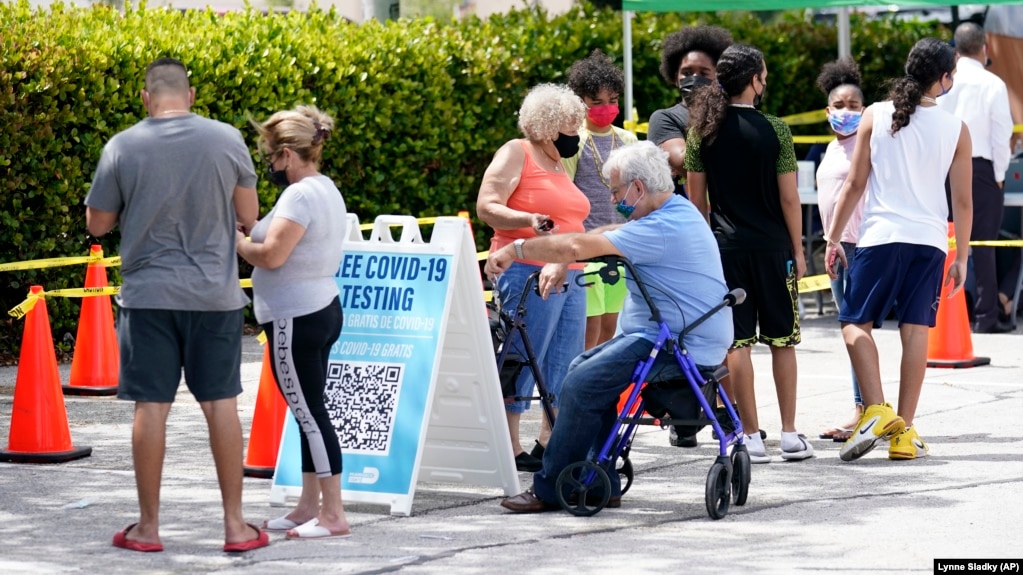 Miami'de test kuyruğunda bekleyen Floridalılar