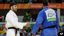 Vận động viên Judo của Ai Cập El Shehaby (trang phục thi đấu màu xanh) từ chối bắt tay vận động viên Or Sasson của Israel (trang phục thi đấu màu trắng), sau khi bị thua ở Olympic ngày 12 tháng 8 năm 2016.