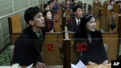 시청각 영어 수업에 참가한 북한 학생들. (자료사진)
