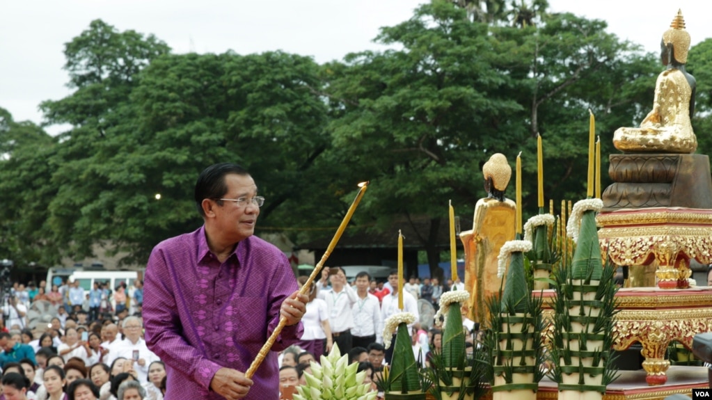 លោក​នាយករដ្ឋមន្ត្រី ហ៊ុន សែន នៅក្នុងពិធីបួងសួង​នៅមុខ​ប្រាសាទអង្គរ​វត្ត​ នៅទីក្រុង​សៀមរាប​ នៅថ្ងៃទី២ ខែធ្នូ​ ឆ្នាំ​២០១៧។ (ខាន់​ សុគុំមនោ/VOA)