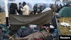 Migranti spavaju u kampu nedaleko od kontrolno punkta Bruzgi-Kuznica, na granici Bjelorusije i Poljske, u regionu Grodno, Bjelorusija, 18. novembra 2021.