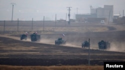 Iring-iringan kendaraan militer Rusia yang kembali daripatroli gabungan Turki-Rusia di bagian timur laut Suriah, tampak di Kota Kiziltepe, Provinsi Mardin, Turki, 1 November 2019. 