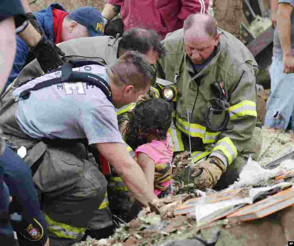 Una ni&ntilde;a es rescatada con vida despu&eacute;s que colapsara la escuela elemental Plaza Towers por el paso del tornado. 