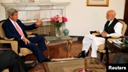 존 케리 미 국무장관(왼쪽)이 하미드 카르자이 아프가니스탄 대통령과 다시 만나 선거 후유증 해소 방안을 논의하고 있다.