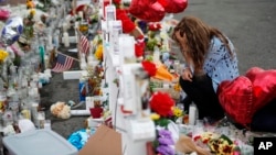 ریاست ٹیکساس کے شہر ال پاسو کے وال مارٹ اسٹور میں فائرنگ میں ہلاک ہونے والے 22 افراد کی یادگار پر پھول رکھے جا رہے ہیں۔ 6 اگست 2019