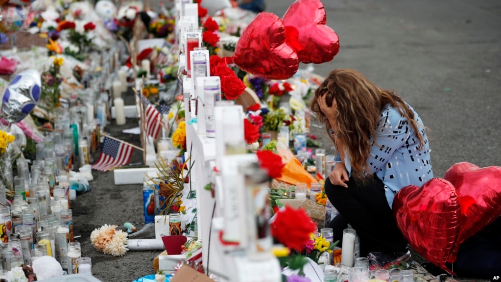 德克薩斯州艾爾帕索市沃爾瑪商店2019年8月6日發生大規模槍擊事件後，當地民眾悼念罹難者。