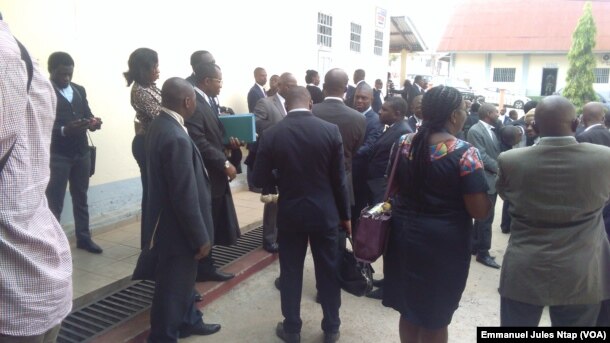 Des avocats venus soutenir l’un de leur collègue en attente de jugement au Tribunal militaire de Yaoundé, Cameroun, 2 février 2017. (VOA/Emmanuel Jules Ntap)