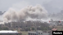지난 13일 시리아 다마스쿠스 외곽 지역에서 연기가 솟구치고 있다.