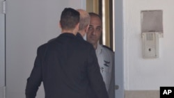 El exprimer ministro israelí, Ehud Olmert (centro) ingresó a prisión en la ciudad de Ramle, Israel, el lunes, 15 de febrero de 2016.