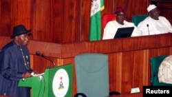 Le président du Nigeria Goodluck Jonathan, à l'extrême gauche, présente le projet de budget 2013 alors que le président du Sénat, David Mark, au centre, et le président de la chambre basse, Aminu Tambuwal le regardent lors d'une session du Congrès à Abuja, octobre 2013.