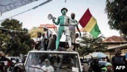 Les partisans du principal candidat de l'opposition, Cellou Dalein Diallo, se tiennent sur une camionnette lors d'un rassemblement électoral, à Conakry le 14 octobre 2020.