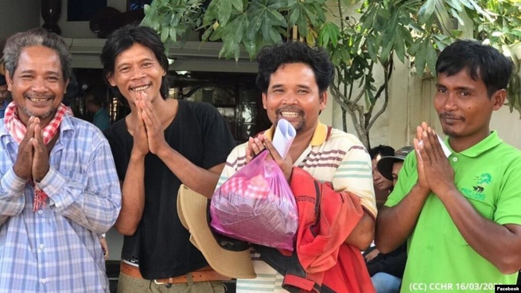 លោក អ៊ួច ឡេង (ទីបីរាប់ពីឆ្វេងទៅស្ដាំ) ដែលជាជ័យលាភីពានរង្វាន់វីរជនបរិស្ថាន Goldman Environmental Prize ប្រចាំឆ្នាំ២០១៦និងសកម្មជនបរិស្ថានបីនាក់ត្រូវបានតុលាការដោះលែងក្រោយពីជាប់ឃុំរយៈពេល៤ថ្ងៃ។ (រូបថតពីហ្វេសប៊ុកCCHR)