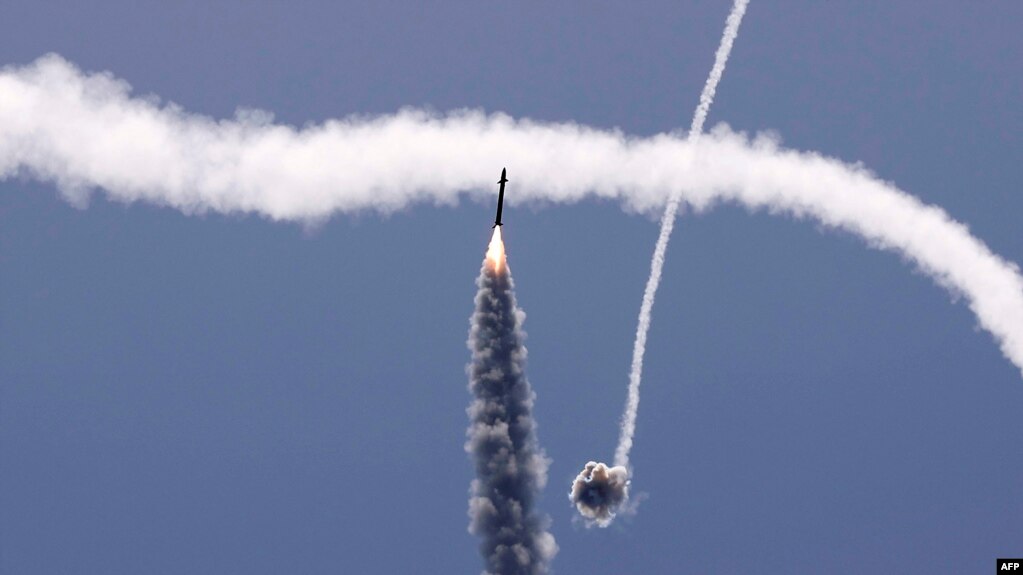 Sistemi kundërajror izraelit intercepton një raketë të lëshuar nga Gaza më 11 maj, 2021