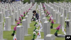 Các hàng mộ trong Nghĩa trang Quốc gia Seoul (ảnh tư liệu, 2019, AP/Ahn Young-joon).