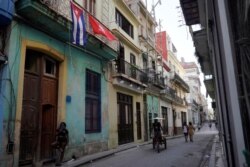 Bendera Kuba digantung di balkon sebuah rumah di pusat kota Havana, Kuba, 14 Juli 2021. (REUTERS/Alexandre Meneghini)