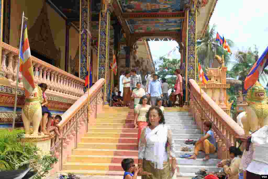 ប្រជាពលរដ្ឋខ្មែរ នៅថ្ងៃបុណ្យចូលឆ្នាំខ្មែរ ក្នុងវត្តមួយជាយរាជធានីភ្នំពេញ កាលពីថ្ងៃទី១៤ ខែមេសា ឆ្នាំ២០១៧។ (ហ៊ាន សុជាតា/VOA)