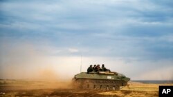 Ruski tenk na oko 10 kilometar od rusko-ukrajinske granice.