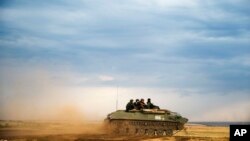 یک تانک روسی در حال حرکت در ده کیلومتری مرز اوکراین
دیده می شود - ۲۷ مرداد ۱۳۹۳