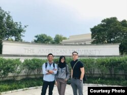Diyanah Afifah Ramadhaniyati (tengah) bersama dua temannya di AS (dok: Diyanah Afifah Ramadhaniyati)