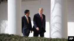 “Existen terribles amenazas contra nuestro país. No permitiremos que eso suceda, se los puedo garantizar. No permitiremos que eso suceda", dijo Trump durante la rueda de prensa con el primer ministro de Japón.