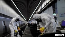 Miembros de las FFAA de Brasil desinfectan el Aeropuerto Internacional de Brasilia, cuando el país atraviesa por un brote de COVID-19, la enfermedad causada por el coronavirus. Abril 14 de 2020.