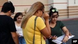Активістки Марія Нієто та Альма Ромо закликають виборців до голосування