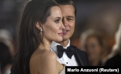 Angelina Jolie và Brad Pitt chụp hình trong buổi ra mắt phim "By the Sea".