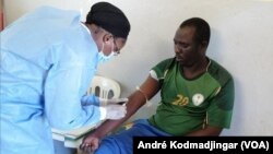 Dr Oumaima Mahamat Djarma, médecin infectiologue, au Tchad, le 30 août 2020. (VOA/André Kodmadjingar)