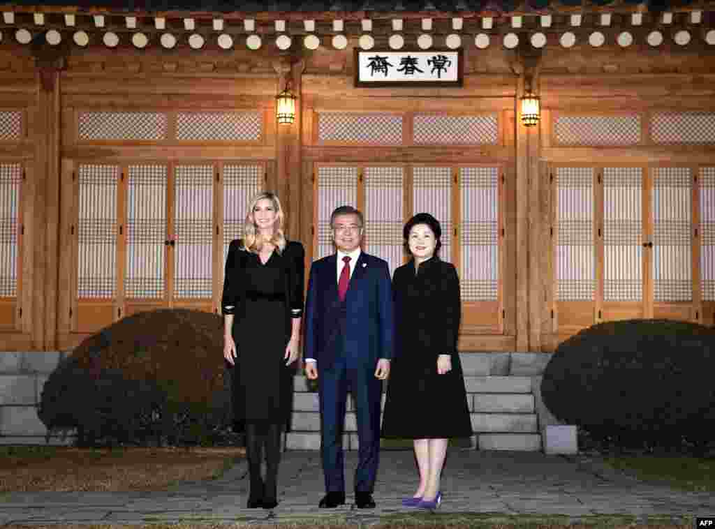 Presiden Korsel, Moon Jae-in (Tengah), istrinya Kim Jung-sook, dan Ivanka Trump (Kiri) berpose untuk sebuah foto selama pertemuan makan malam di Istana Presiden Gedung Biru di Seoul.