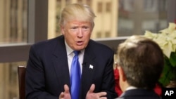 Trump ariko abazwa n'umunyamakuru wa Televiziyo Fox News, i New York, italiki 10, ukwezi kwa 12, 2016