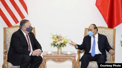 美国国务卿蓬佩奥2020年10月30日在河内会见越南总理阮春福（越南新闻社）