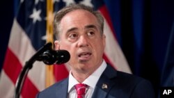 David Shulkin asegura que no renunció a la secretaría de Asuntos de Veteranos, sino que fue despedido.