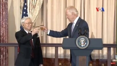 Phó Tổng thống Mỹ Joe Biden nâng cốc với Tổng Bí thư Đảng CSVN Nguyễn Phú Trọng ở Mỹ hôm 7/7/2015