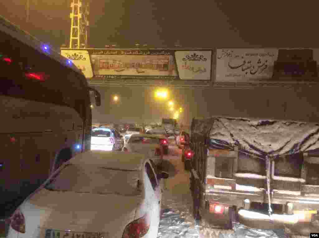 صف خودروها در اتوبان های منتهی به تهران عکس ارسالی شما