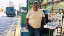 Minera Araujo, vendedora de periódicos, de 57 años, tuvo ocho meses sin poder ofrecer un solo ejemplar en Maracaibo. Antes, dice, vendía más de 1.000 periódicos un domingo cualquiera. Foto: Gustavo Ocando - VOA.