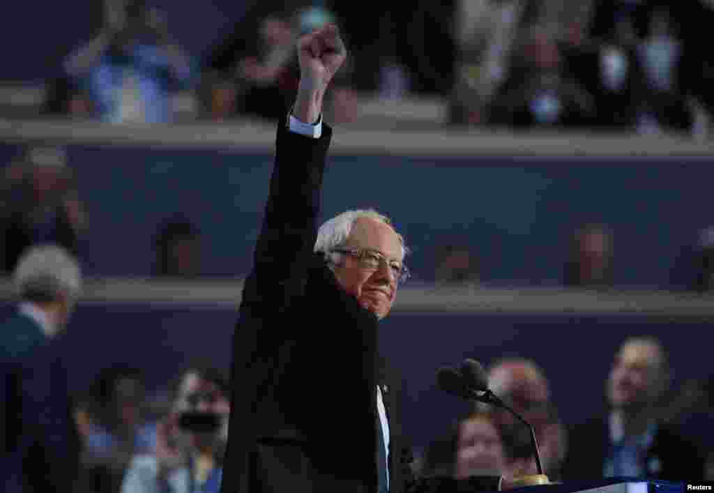 L'ancien candidat démocrate et sénateur Bernie Sanders met son poing en l'air lors de la convention démocrate à Philadelphie, Pennsylvanie, le 25 juillet 2016.