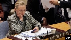 Mientras fue Secretaria de Estado, Hillary Clinton usó una cuenta de correos y un aparato personal para revisar su emails.