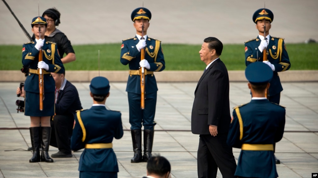 中国国家主席习近平在北京天安门广场举行的仪式上走向人民英雄纪念碑。习近平等中国领导人在烈士纪念日送了花篮（2017年9月30日）