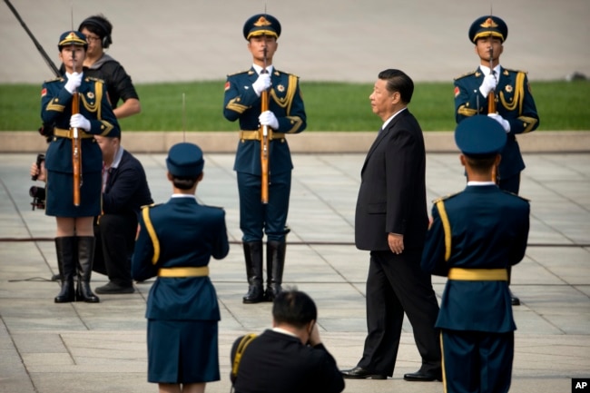 中国国家主席习近平在北京天安门广场举行的仪式上走向人民英雄纪念碑。习近平等中国领导人在烈士纪念日送了花篮（2017年9月30日）