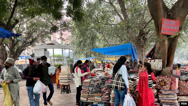 Street vendors in a popular New Delhi market. (Anjana Pasricha/VOA)
