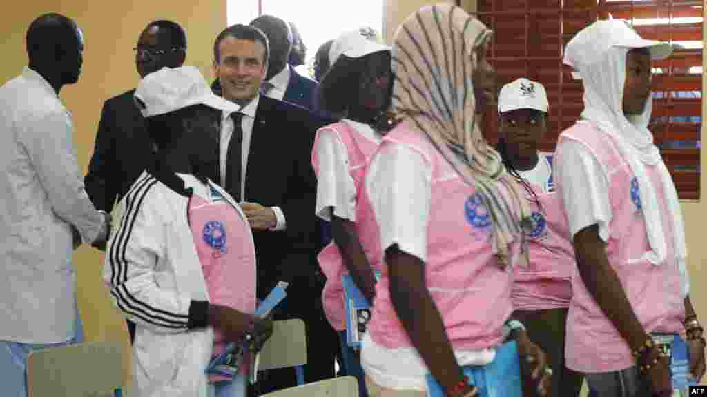 Le président sénégalais Macky Sall et le président français Emmanuel Macron ont visité la salle de classe lors de l&#39;inauguration de l&#39;école secondaire du Collège Bel-Air à Dakar, le 2 février 2018.