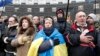烏克蘭反政府抗議者在市中心推倒列寧雕像