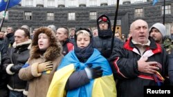 烏克蘭的反政府抗議者在街頭唱過﹐堅持留在街頭﹐繼續鬥爭。