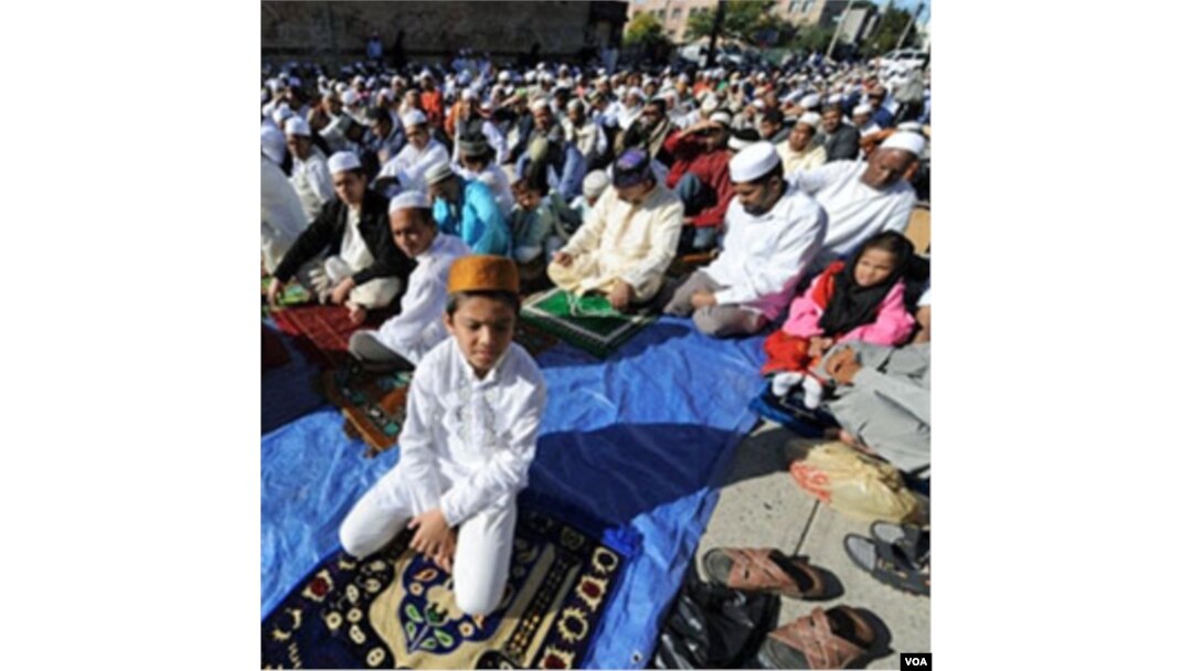 Komunitas muslim Amerika merayakan hari raya Idul Fitri di masjid Baitul Ma'Mur, Brooklyn, New York (foto: dok).