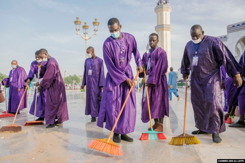 Nettoyage de la Grande Mosquée de Touba lors du Grand Magal des Mourides à Touba le 26 septembre 2021.