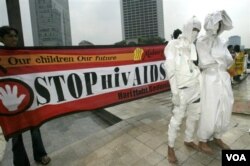 Para aktivis Indonesia mengenakan pakaian seperti kain kafan, melambangkan korban tewas akibat AIDS, dalam peringatan hari AIDS sedunia di Jakarta tahun silam (foto: dok).