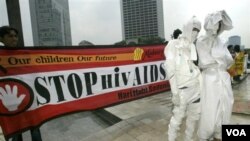 Para aktivis Indonesia mengenakan pakaian seperti kain kafan, melambangkan korban tewas akibat AIDS, dalam peringatan hari AIDS sedunia di Jakarta tahun silam (foto: dok).