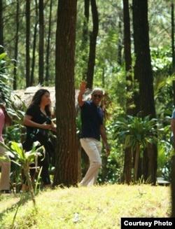 Barack Obama di Puncak Becici, desa Muntuk, Kecamatan Dlingo Kabupaten Bantul, menikmati keindahan alam dari ketinggian sekitar 300 meter. (Photo courtesy: Wahyu Suryo).