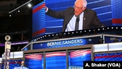 L'ancien candidat démocrate à la présidence, le sénateur Bernie Sanders prend la parole au cours de la première journée de la Convention nationale démocrate à Philadelphie, le 25 Juillet, 2016. (A. Shaker/VOA)