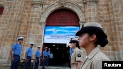 اعضای نیروی دریایی کلمبیا بیرون یک کلیسایی که رئیس جمهوری کشور پیش از امضای توافق صلح به آن می رود